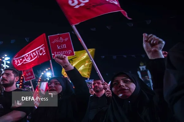 پاسخ ملت به تهدید آمریکا؛ پرچمهای سرخ، نماد حیات و عهدنامه با امام شهید پاسخ ملت به تهدید آمریکا؛ پرچمهای سرخ، نماد حیات و عهدنامه با امام شهید
