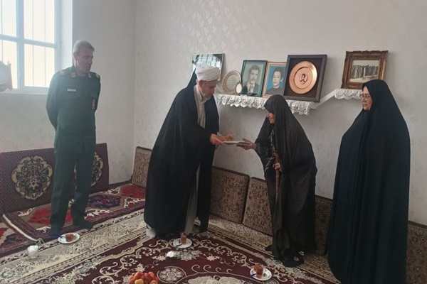 تجلیل مسئولان شهرستان ابهر از ایثارگران و خانواده‌های شهدا