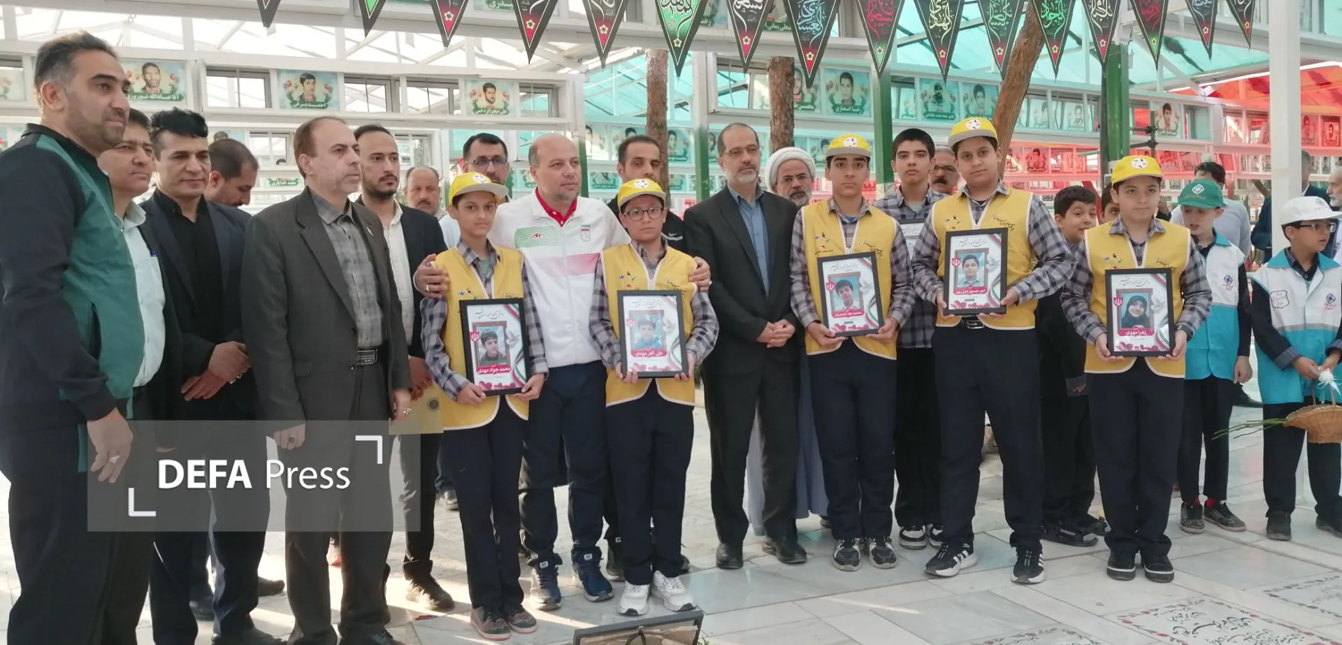 تصاویر/ ادای احترام مسئولان تربیت بدنی در قم به مزار شهدا