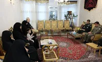 فیلم/ دیدار سردار رادان و سردار کارگر با خانواده فرماندهان شهید