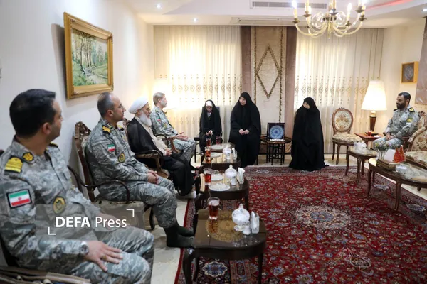 دیدار فرمانده کل ارتش با خانواده سپهبد شهید محمد باقری دیدار فرمانده کل ارتش با خانواده سپهبد شهید محمد باقری