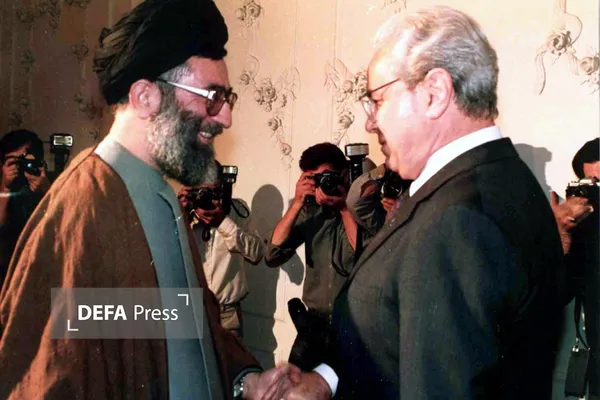 پرز دکوئیار و آیت الله خامنهای پرز دکوئیار و آیت الله خامنهای