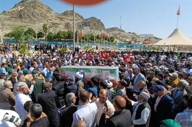 فیلم / تشییع باشکوه پیکر شهید اهل سنت مولوی یوسف گرگیج