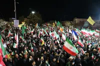 تصاویر/ اراک یکصدا در میدان شهدا؛ تجدید میثاق مردم با انقلاب، کشور و رهبری