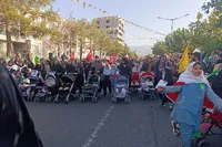 حماسه جان‌فدایان در بیرجند از کالسکه‌های مادران تا عصای پیرمردان، همه به عشق رهبر + تصاویر و فیلم