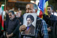 تصاویر/ حضور شبانه شهروندان اراکی در میدان شهدا در حمایت از آرمان‌های انقلاب