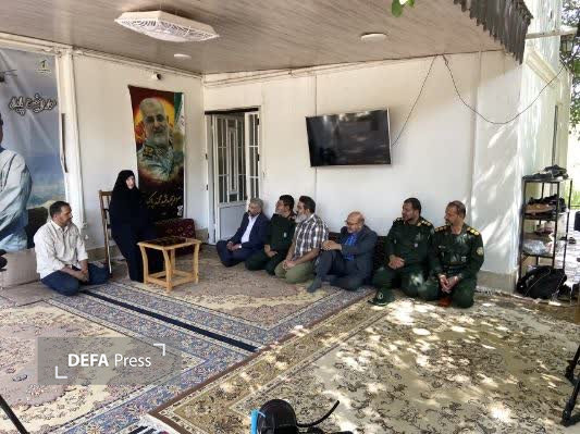 دیدار سردار رمضان شریف با خانواده سپهبد شهید محمد پاکپور دیدار سردار رمضان شریف با خانواده سپهبد شهید محمد پاکپور
