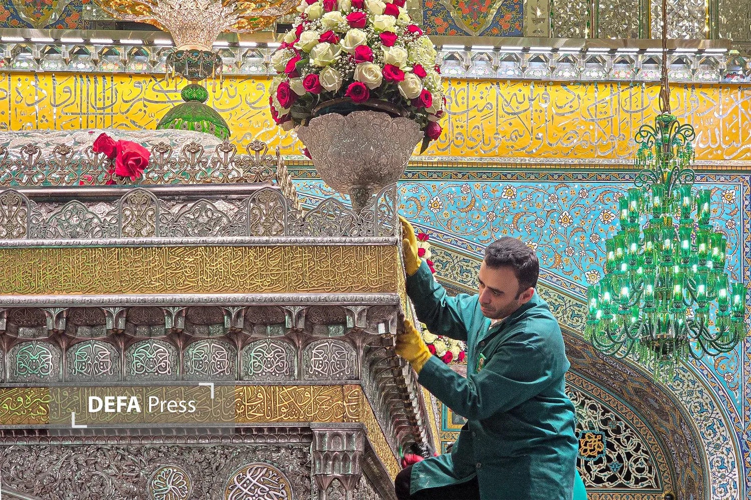 تصاویر/ تنظیف ضریح مطهر امام رضا علیه‌السلام