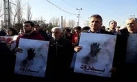 لباس آتش‌نشانی بر تن خبرنگاران حاضر در مراسم تشییع شهدا