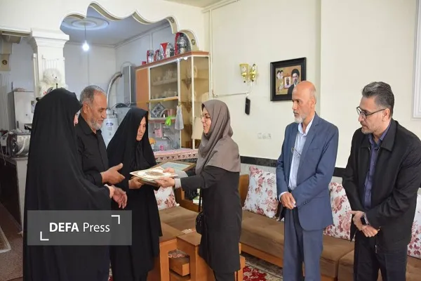 دیدار مدیرکل کتابخانه های کرمانشاه با خانواده های شهدا جنگ رمضان دیدار مدیرکل کتابخانه های کرمانشاه با خانواده های شهدا جنگ رمضان