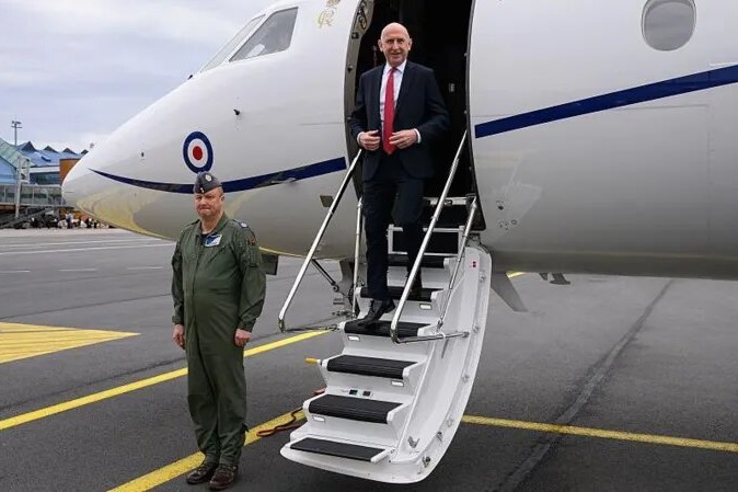 Electronic Attack on the Plane of the UK Defense Minister