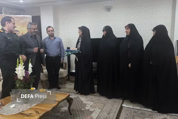 دیدار مدیرکل حفظ آثار دفاع مقدس همدان با خانواده شهید «محمدمهدی فرهادی‌رامین»