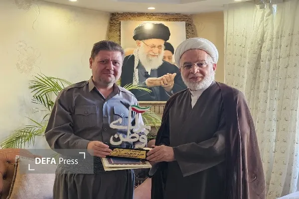 تجلیل نماینده ولیفقیه در کردستان از خانواده شهید بهنام قادرخانزاده تجلیل نماینده ولیفقیه در کردستان از خانواده شهید بهنام قادرخانزاده
