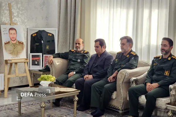 دیدار فرمانده سپاه البرز با خانواده شهدای جنگ ۴۰ روزه در نظرآباد