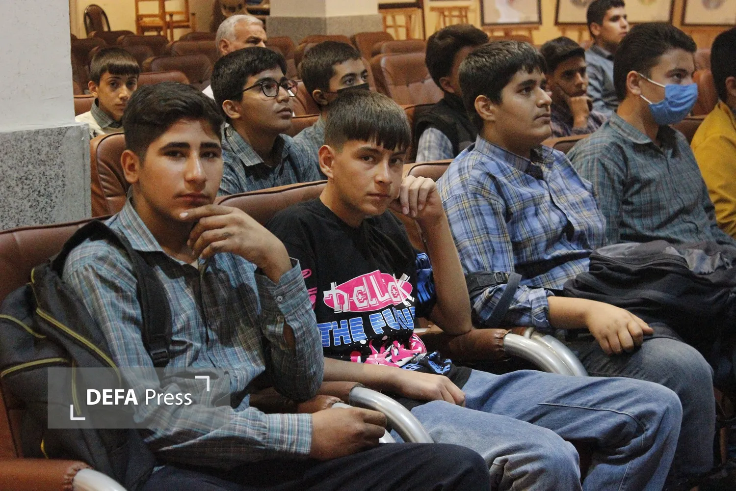تصاویر/ دانش‌آموزان مدرسه پسرانه توحید اراک از موزه دفاع مقدس استان مرکزی بازدید کردند