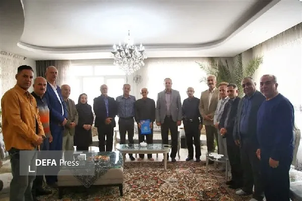 جمعی از مسئولان با حبیب‌الله لطف‌الله‌نسبی از چهره‌های باسابقه فوتبال استان کردستان دیدار و از وی تجلیل کردند.