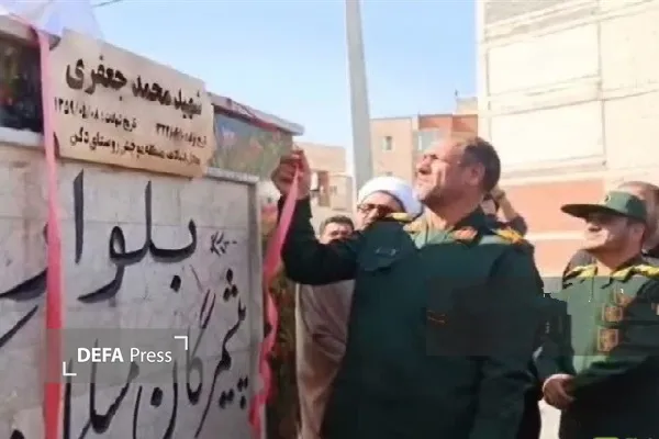 همزمان با اجلاسیه شهدای دهگلان و منطقه لیلاخ، تندیس شهید محمد جعفری با حضور فرمانده سپاه کردستان رونمایی شد.