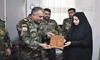 دیدار فرمانده قرارگاه منطقه‌ای نزاجا در جنوب غرب کشور با خانواده شهید موسوی فرد