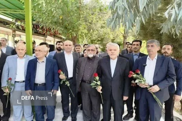 غبارروبی از گلزار شهدا غبارروبی از گلزار شهدا