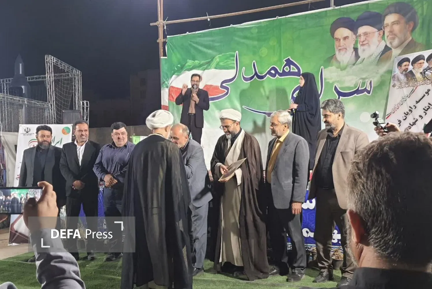 تجلیل از خانواده های شهدای سوم خرداد در تجمعات شبانه قم