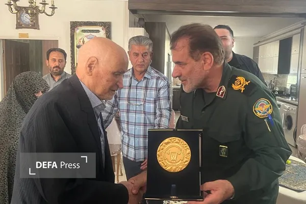 دیدار مدیرکل حفظ آثار دفاع مقدس همدان با خانواده شهید «امیر امیرگان» + تصاویر