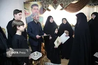 تصاویر/دیدار مسئول حفظ آثار و مشارکت زنان در دفاع مقدس آذربایجان غربی با خانواده شهید «علیپور»