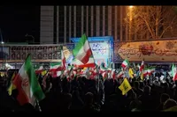 فیلم/ تجمع شبانه مردم سنندج در حمایت از وطن و رزمندگان دلیر وطن
