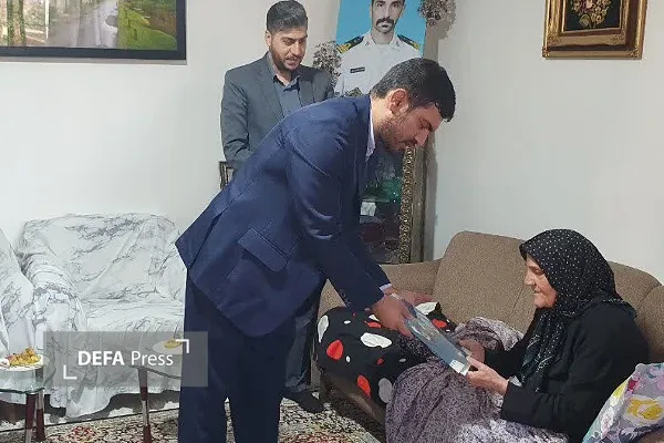 دیدار فرماندار تویسرکان با خانواده‌ شهدا + تصاویر