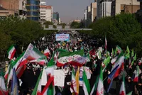 تجمع دختران جان‌فدای تهرانی در خیابان انقلاب+ فیلم