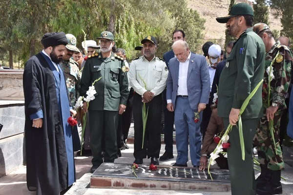 ادای احترام مسئولین لرستانی به شهدا به مناسبت سالروز آزاد سازی خرمشهر ادای احترام مسئولین لرستانی به شهدا به مناسبت سالروز آزاد سازی خرمشهر