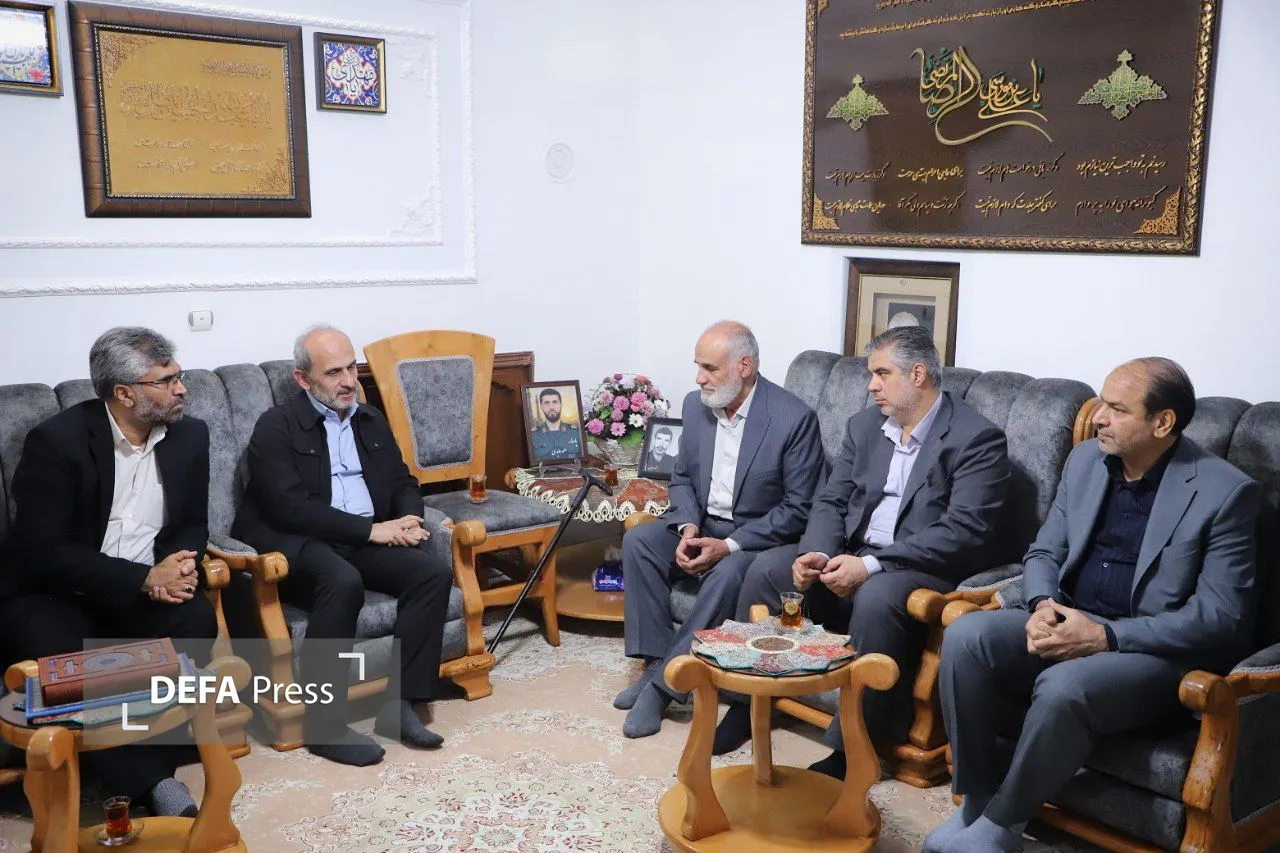 تصاویر/ دیدار رئیس سازمان صداوسیما جمهوری اسلامی ایران با خانواده شهید والامقام «احمد عابدی»