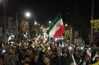 تصاویر/چهاردهمین شب اجتماع بزرگ مردم ولایتمدار ایلام در میدان آیینی ۲۲ بهمن