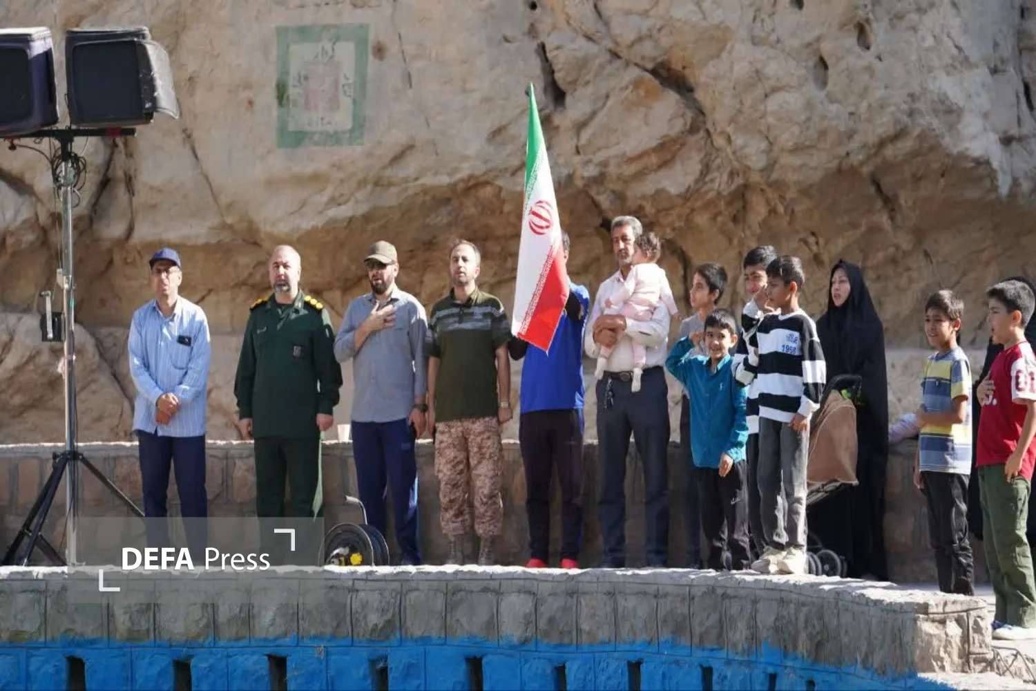 تصاویر/ برگزاری همایش بزرگ پیاده‌روی خانوادگی به‌مناسبت هفته دفاع مقدس در خراسان شمالی