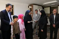 تصاویر/ دیدار معاون وزیر آموزش و پرورش با خانواده شهید «مهدی فرهادکیایی»