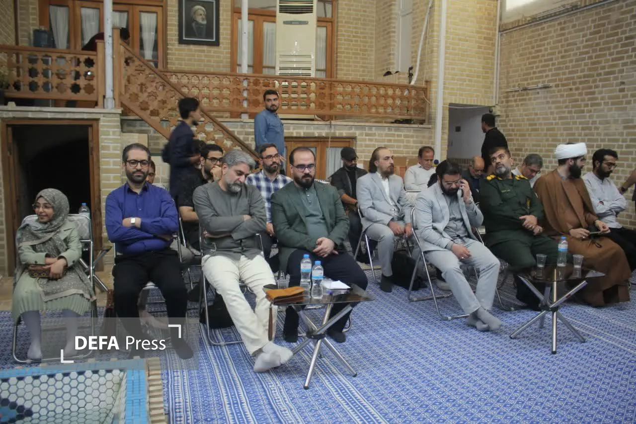 تصاویر/ دورهمی اهالی فرهنگ و هنر با فرمانده سپاه قم در نشست «مشق حماسه»