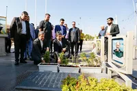 تجدید میثاق وزیر ارتباطات با آرمان‌های شهدا در گلستان شهدای اصفهان