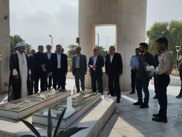 ادای احترام وزیر علوم به مقام شامخ شهدای هرمزگان