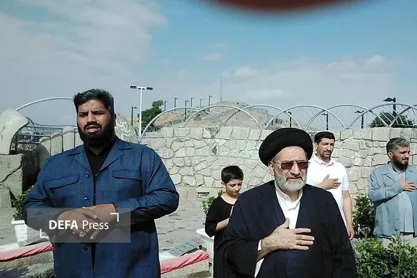ادای احترام به شهدا