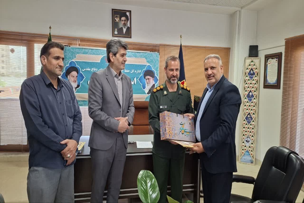 تجلیل از مدیر خبرگزاری دفاع مقدس استان مرکزی به پاس ۱۴۰ شب حضور میدانی در عرصه‌ی خبر