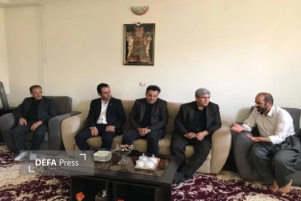 دیدار معاون استاندار کردستان با خانواده شهید جنگ رمضان