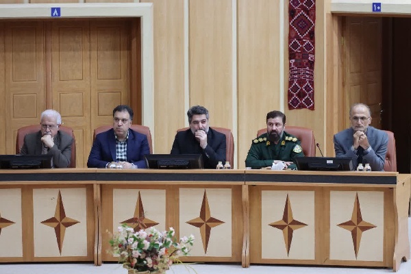 معلم چراغ فروزان هدایت در مسیر تعالی انسان است