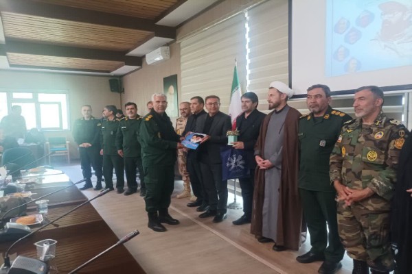 شهید چمران یک نخبه علمی و الگوی کامل ایمان و شجاعت بود شهید چمران یک نخبه علمی و الگوی کامل ایمان و شجاعت بود