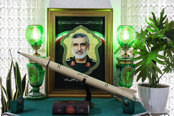 دیدار اعضای دفتر حفظ و نشر آثار رهبر شهید با خانواده شهید حاجی زاده