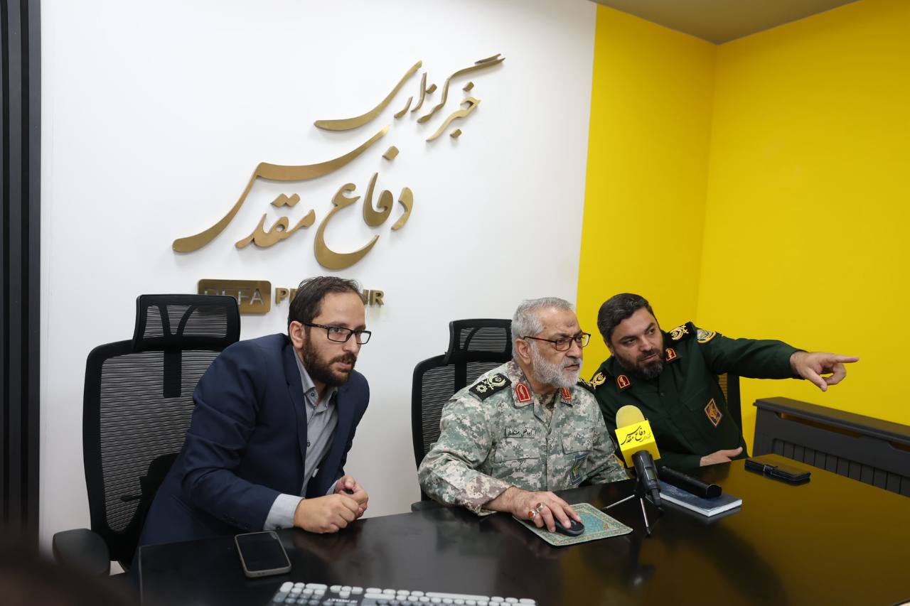 Brigadier General Shekarchi Unveils Foreign Language Version of Defapress