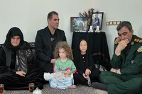 فیلم/ دیدار سرهنگ حبیب‌زاده با خانواده شهید جنگ رمضان در شهرستان گرمی
