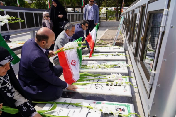 گلزار مطهر شهدای قزوین به مناسبت هفته معلم و شوراها گلباران شد گلزار مطهر شهدای قزوین به مناسبت هفته معلم و شوراها گلباران شد