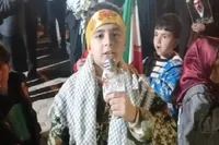 فیلم/ شاهنامه خوانی دانش آموز بیجاری در اجتماعات خیابانی