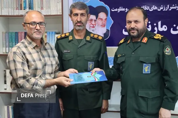 تقدیر سردار کارگر از مدیر ادبیات و تاریخ اداره کل حفظ آثار و نشر ارزش‌های دفاع مقدس و مقاومت مازندران
