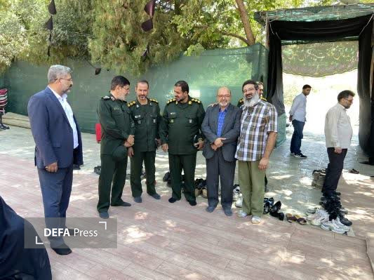 دیدار سردار رمضان شریف با خانواده سپهبد شهید محمد پاکپور دیدار سردار رمضان شریف با خانواده سپهبد شهید محمد پاکپور