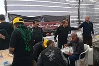 توزیع غذای گرم و پذیرایی از زائران امام رضا (ع) در موکب «سنگرسازان بی‌سنگر»